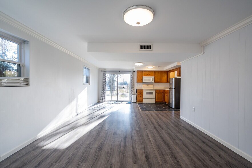 Building Photo - 85 Meadowdew Ln