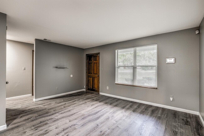 Building Photo - 18 Redwood Dr