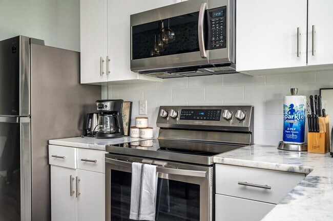 Building Photo - 525 Parkway Dr NE