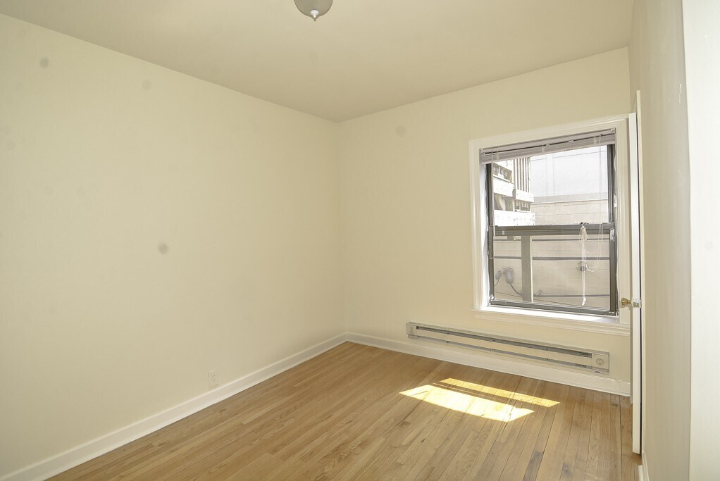 Building Photo - 820 W Waveland Ave