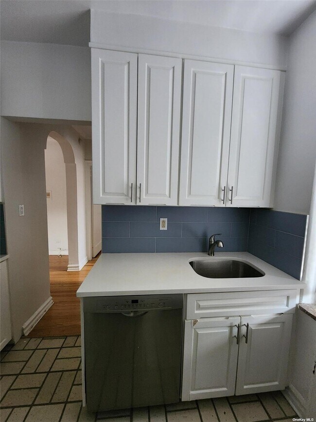 Building Photo - 111-45 76th Dr