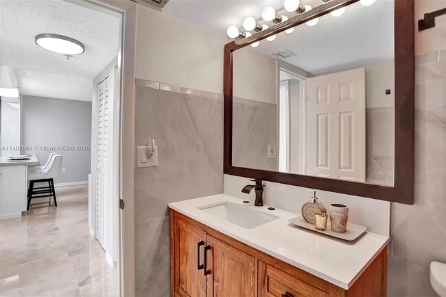 GUEST BATHROOM - 7001 Environ Blvd