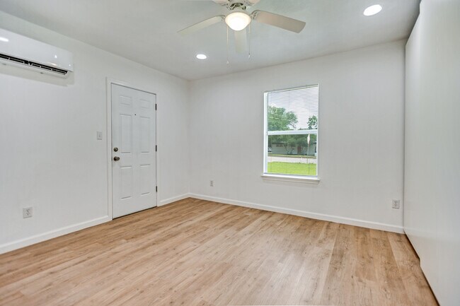 Building Photo - 905 W Abram St
