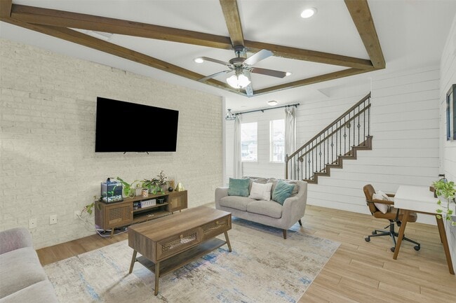 Building Photo - 5526 Hyde Park Dr