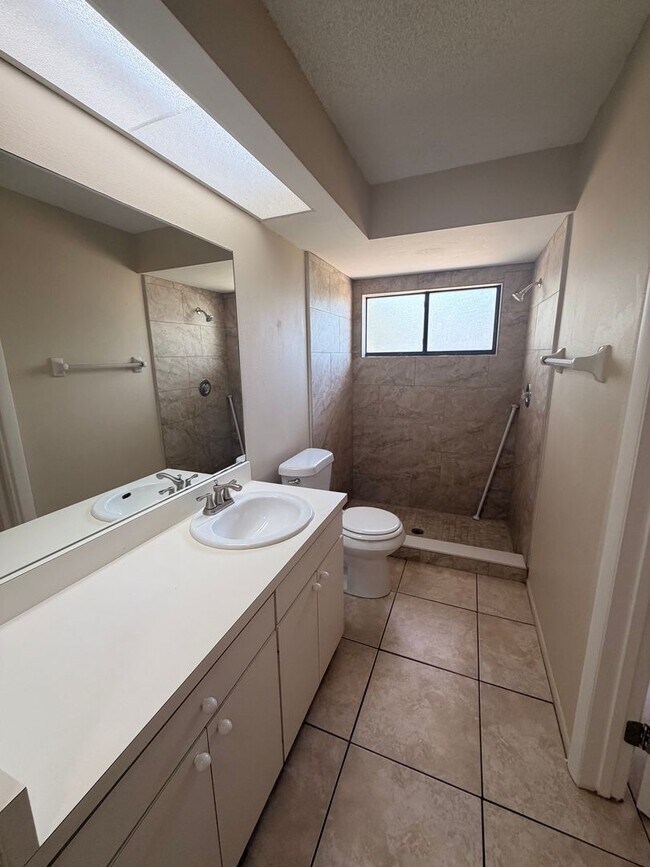 Building Photo - 2/2 Bedroom house with 1 car garage and fenced yard.