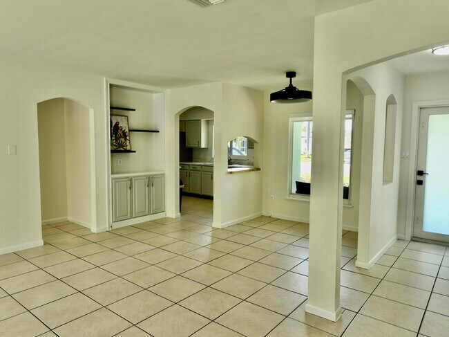 Building Photo - 10 Forest Hills Ln
