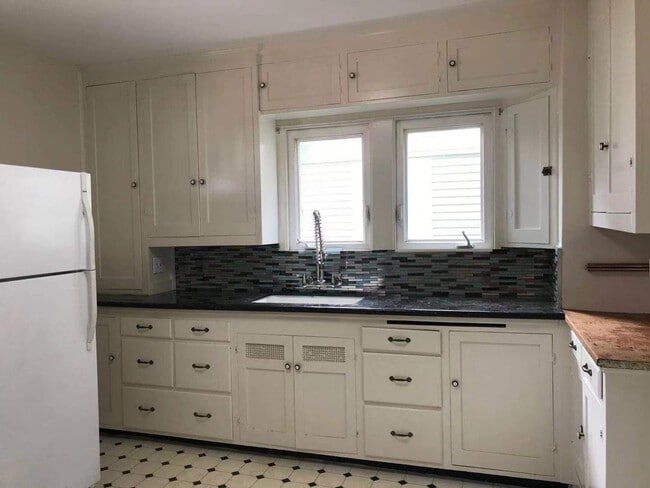 Building Photo - CLICK "REQUEST A TOUR" NOW!