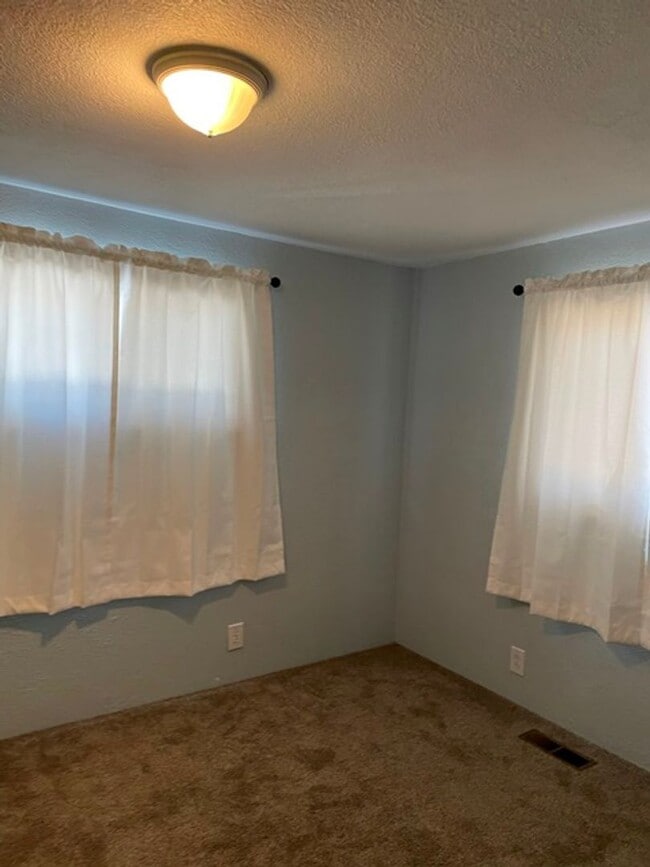 Building Photo - Great home near OIT and Hospital