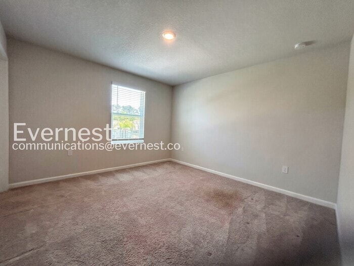 Building Photo - 17 Riverside Ln