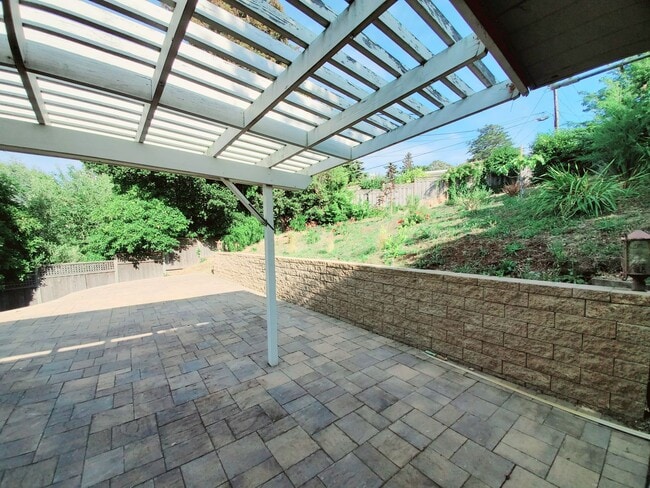 Building Photo - Hillsborough home with Bay views