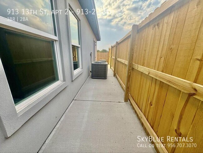 Building Photo - 913 S 13th St