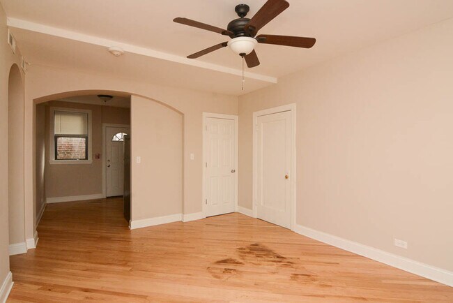 Building Photo - Quintessential 2 Bedroom, 1 Bath in Winnet...
