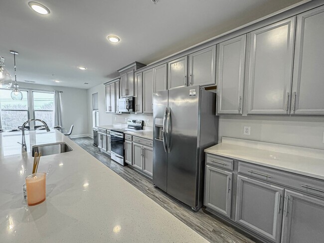 Building Photo - Stylish 3 Bed 2.5 Bath End-Unit Townhome W...