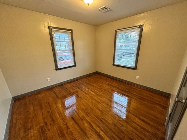 Building Photo - Move -in Special: Charming 3-Bedroom, 1-Ba...