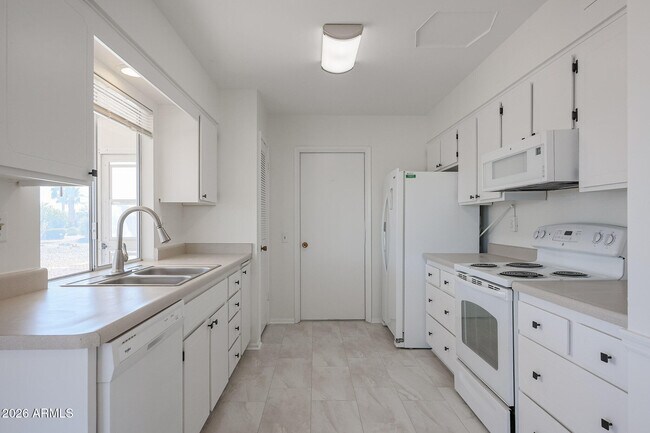 Building Photo - 10507 W Brookside Dr