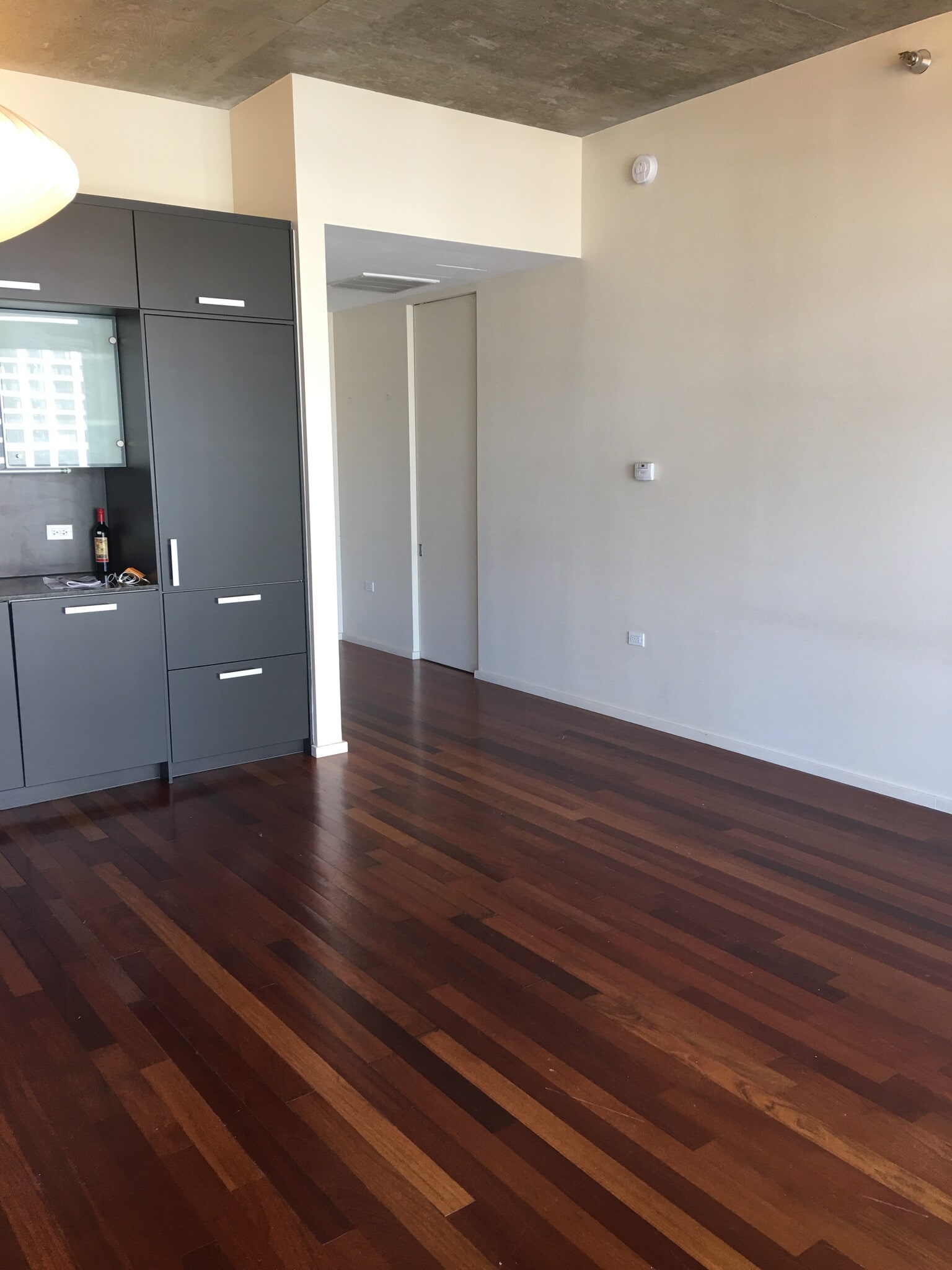 Building Photo - 550 N Saint Clair St