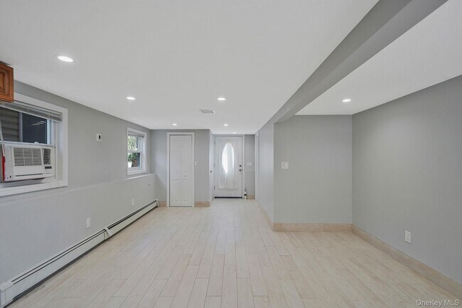 Building Photo - 1072 Hicksville Rd