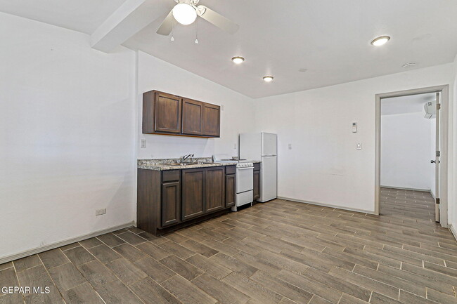 Building Photo - 7921 Lirio Rd