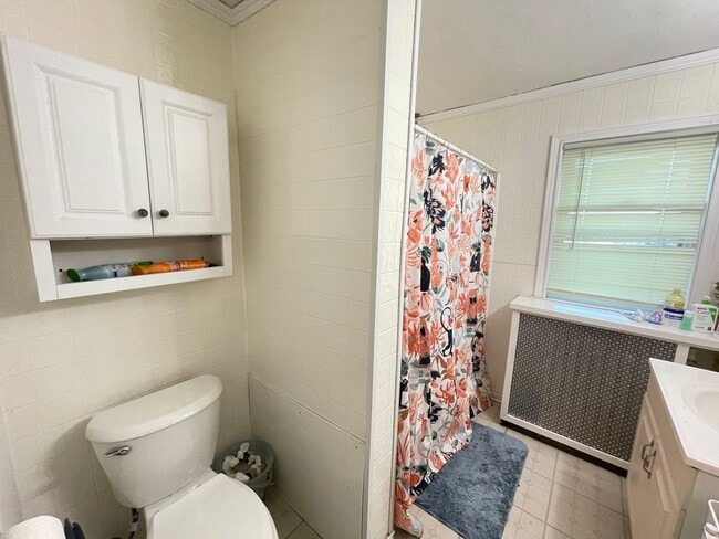 Building Photo - AVAILABLE JUNE - Spacious 6 Bed 1.5 Bath Home near Campus