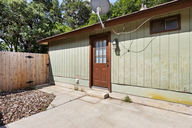 Building Photo - Charming 2-Bedroom Home in Boerne, Texas: ...