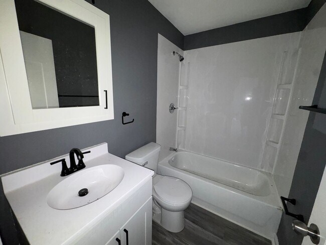 Building Photo - 805-807 9th St