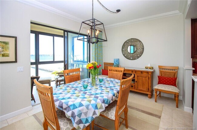 Building Photo - 150 SE Four Winds Dr