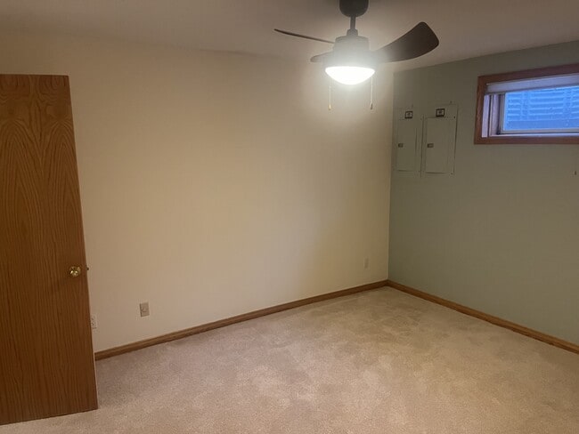 Building Photo - 180 Eleanor Dr