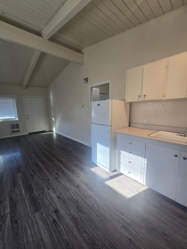 Building Photo - 2 bed / 1 bath Duplex