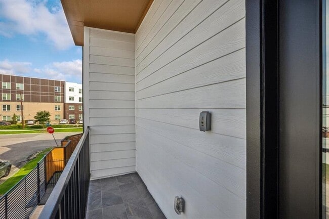 Building Photo - 2339 Eagle St