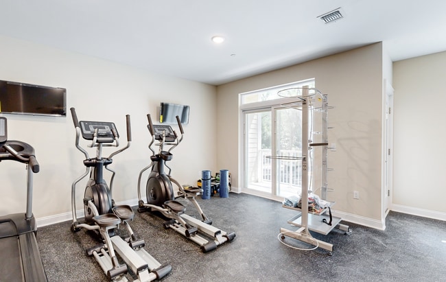 Building Photo - Luxury 1- & 2-Bedroom Apartments in Paramu...