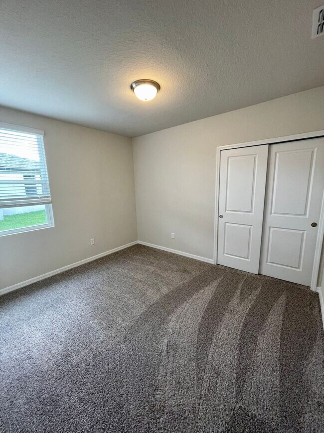 Building Photo - Available NOW! VERY well maintained 4/2 in...