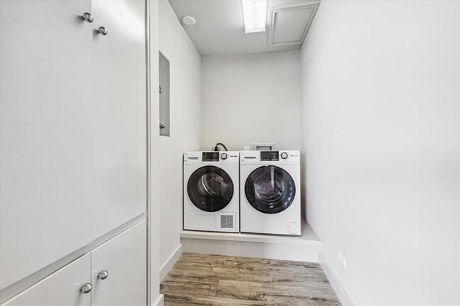 Building Photo - 2929 Buffalo Speedway