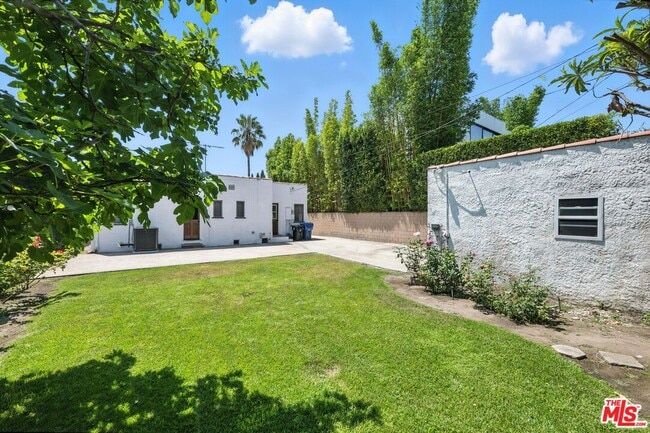 Building Photo - 330 N La Jolla Ave