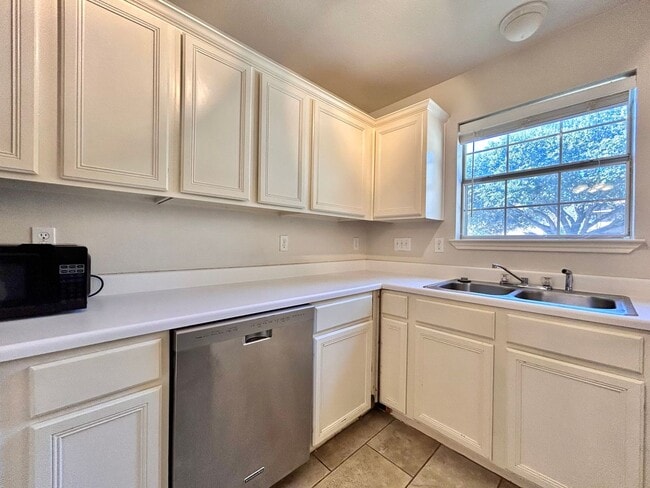 Building Photo - Bright and Comfortable 3BR/2BA Home with Garage & Backyard