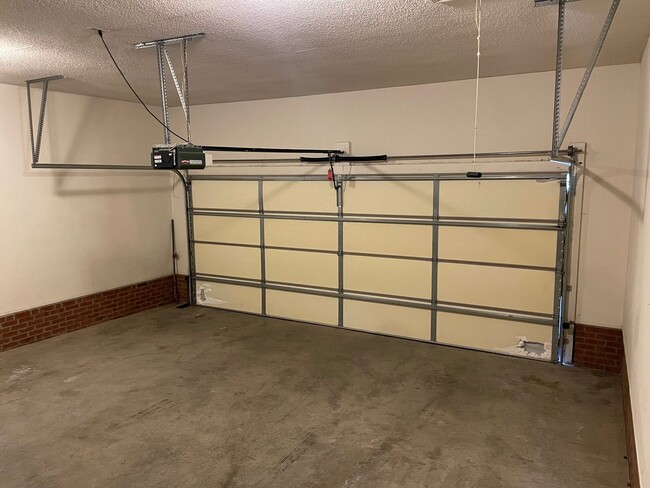 Building Photo - 3-4 Bed with 2 full baths and 2 car garage...