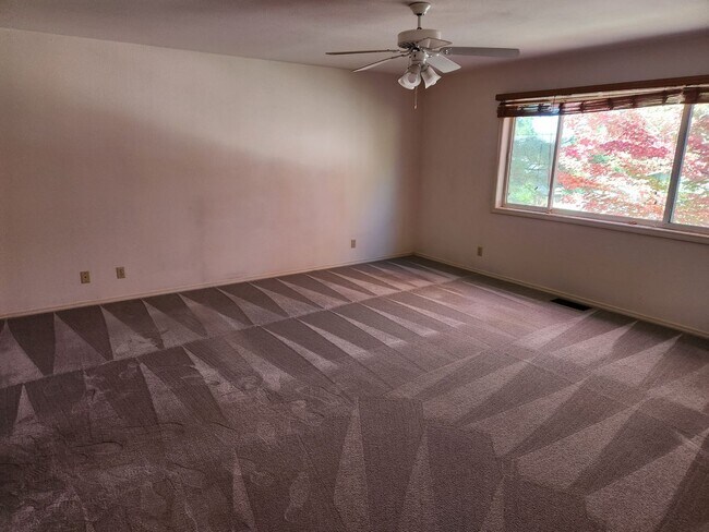 Building Photo - Available in JULY!  Large Single level Sin...