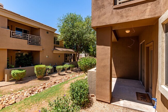 Building Photo - STUNNING UPDATED 1 BED / 1 BATH BILTMORE A...