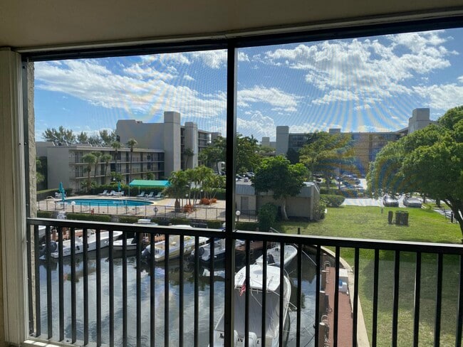 Building Photo - 4 Royal Palm Way