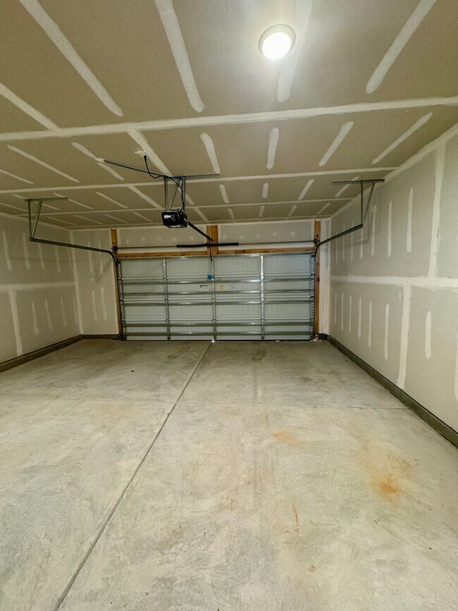 Building Photo - Beautiful, 3BR/2.5BA Townhouse in Gastonia