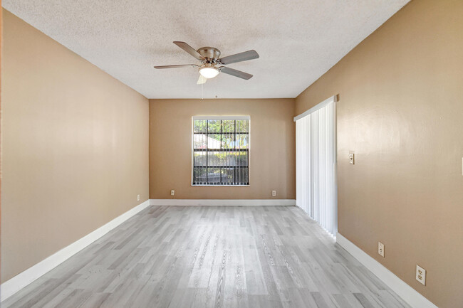 Building Photo - 492 Hardwood Pl