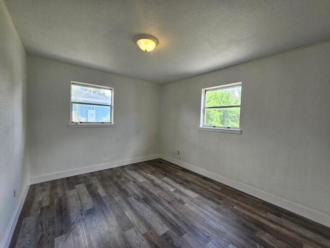 Building Photo - 1040 Hickory Ln