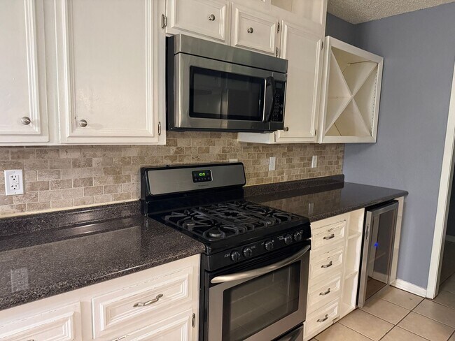 Building Photo - Jasper Heights - 3 bedroom beauty!