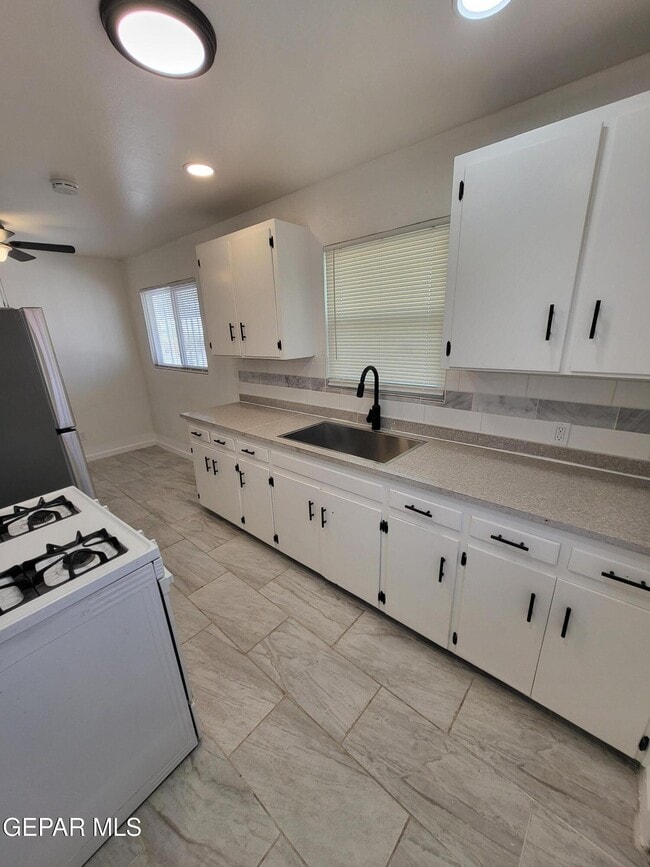 Building Photo - 1102 Cuba Dr