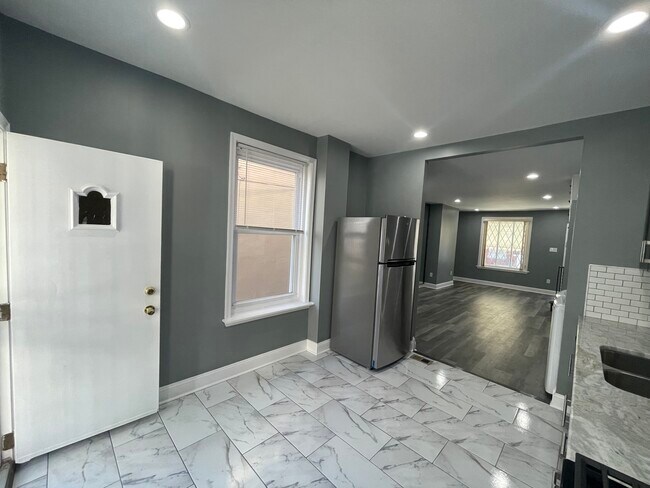 Building Photo - 1611 S Yewdall St