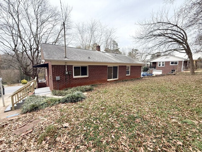 Building Photo - Beautiful Brick Home in Prime Hickory Location – Spacious Layout & Hardwood Floors!