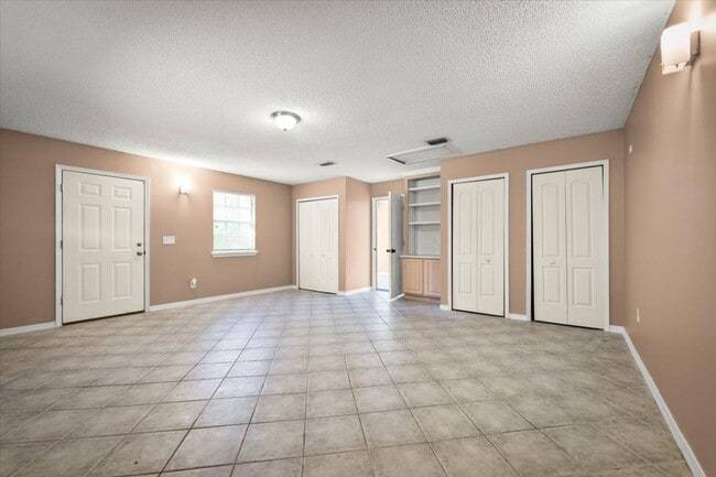 Building Photo - Beautiful 4BR Home with Fireplace, Screene...