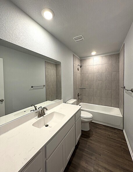 Building Photo - 1202 Lexington Dr