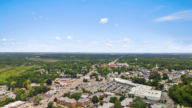 Building Photo - 46 Greentree Ln