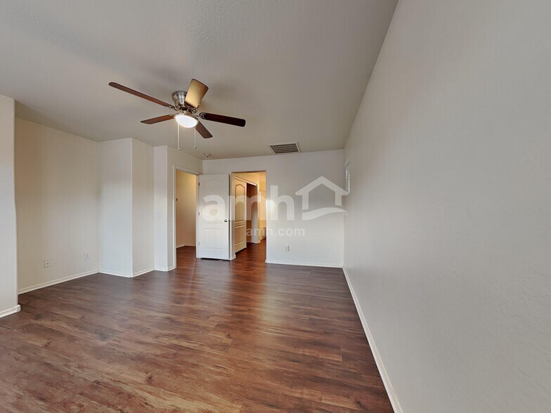 Building Photo - 2549 E Bart St