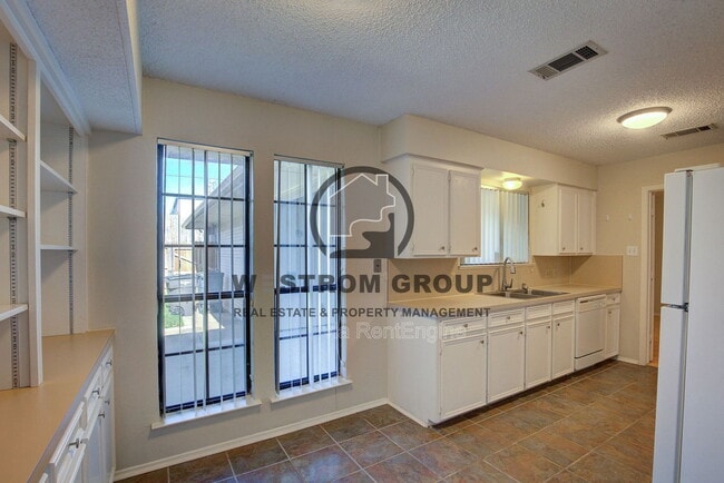 Building Photo - 6452 Waverly Way